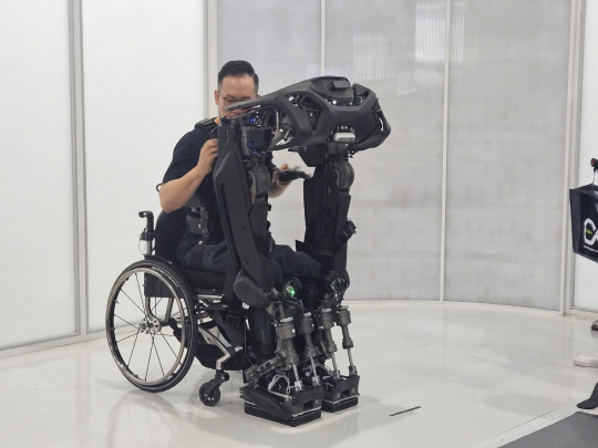 공경철 KAIST 교수 연구팀이 개발한 하반신 완전마비 장애인의 보행을 위한 웨어러블 로봇.